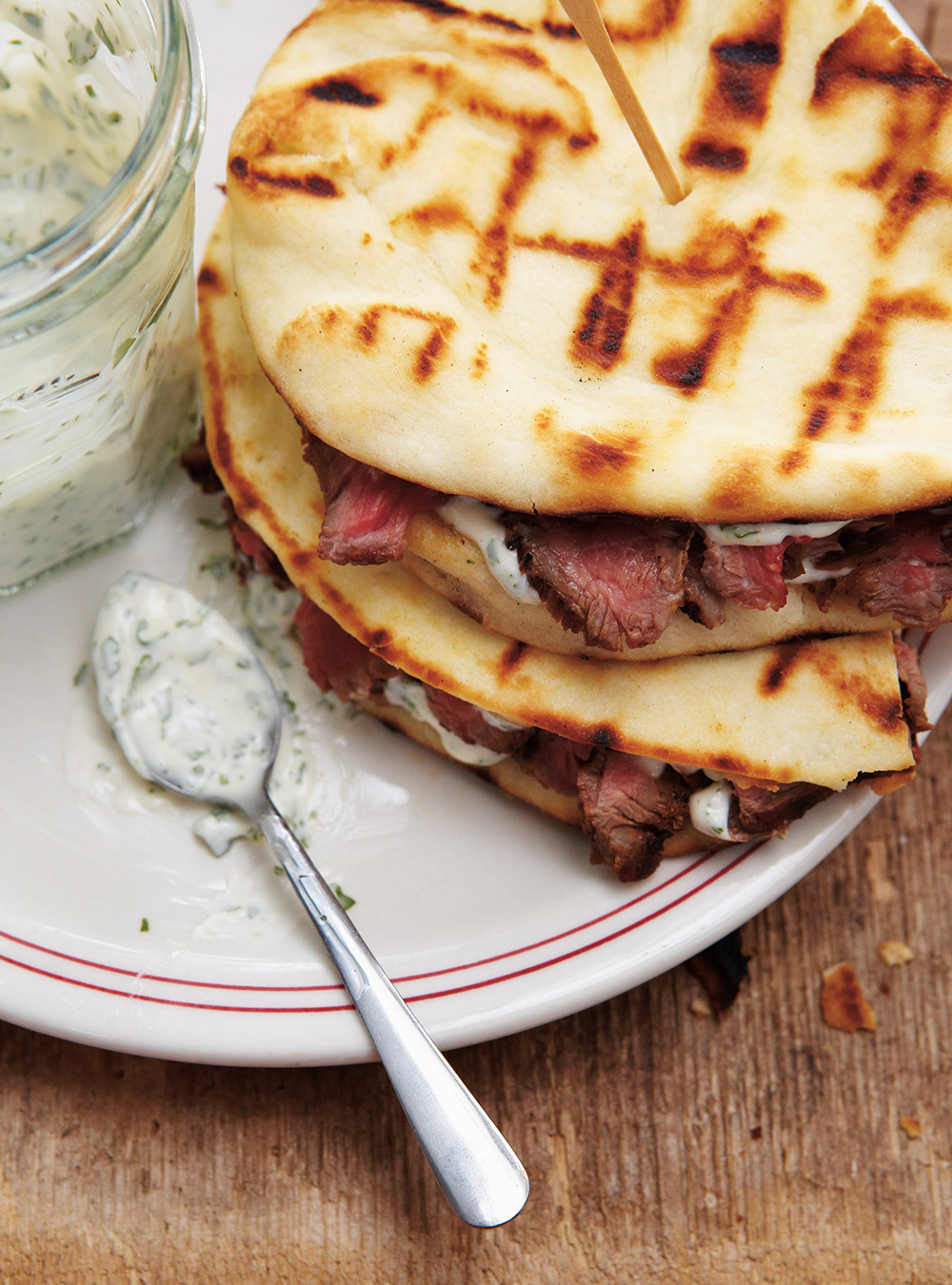 Bavette marinée au piment chipotle sur pain naan