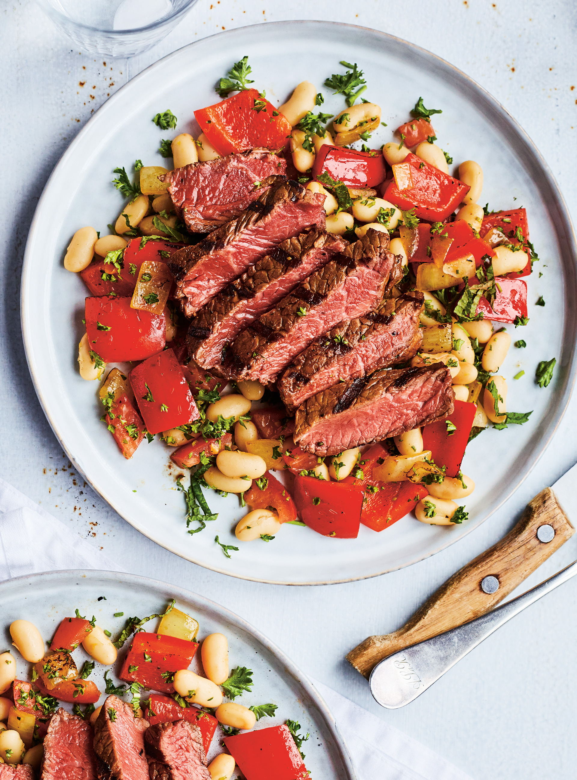 Grillades de bœuf et salade de haricots blancs au persil