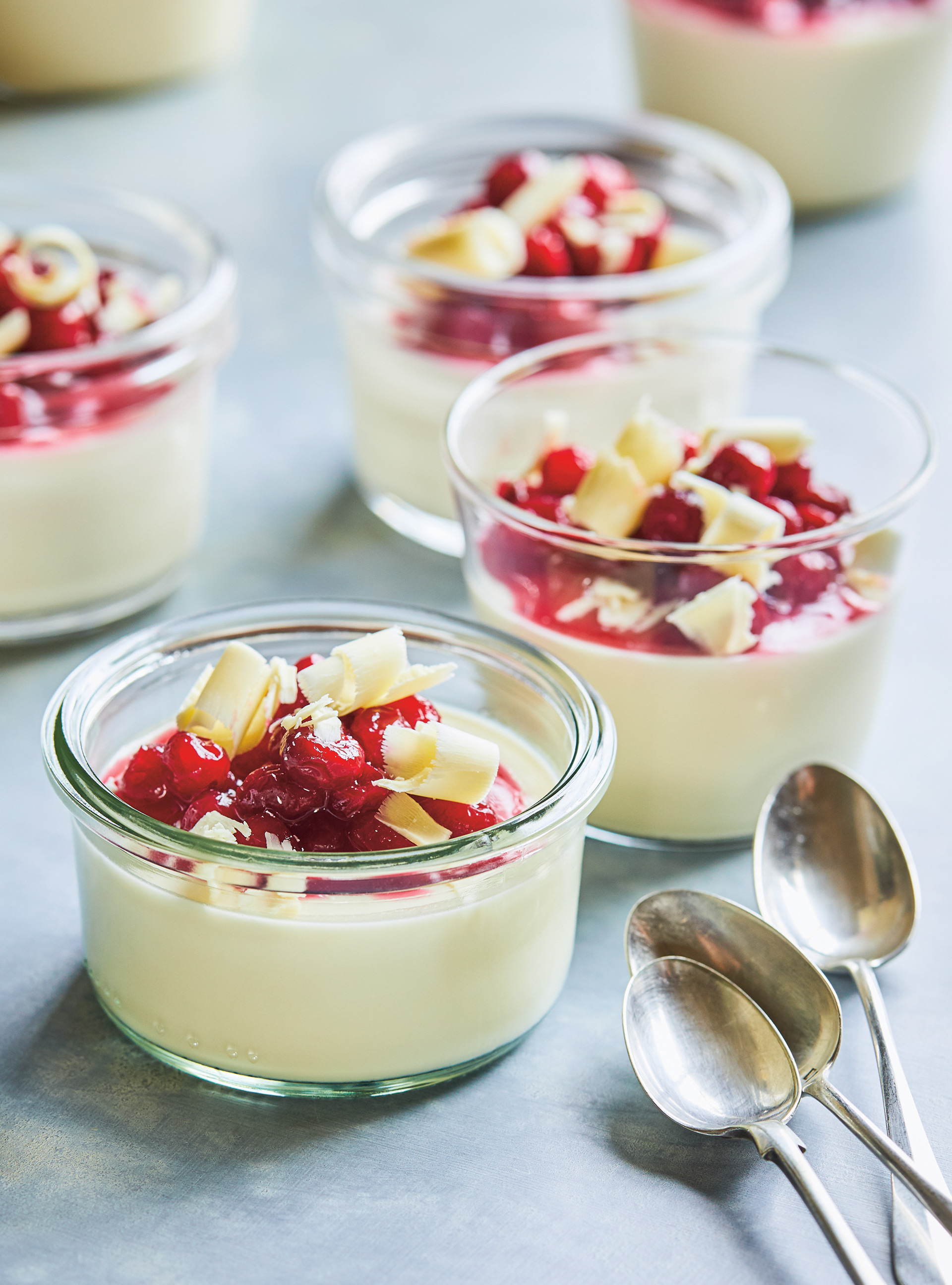 Panna cotta à la vanille, aux canneberges  et au chocolat blanc