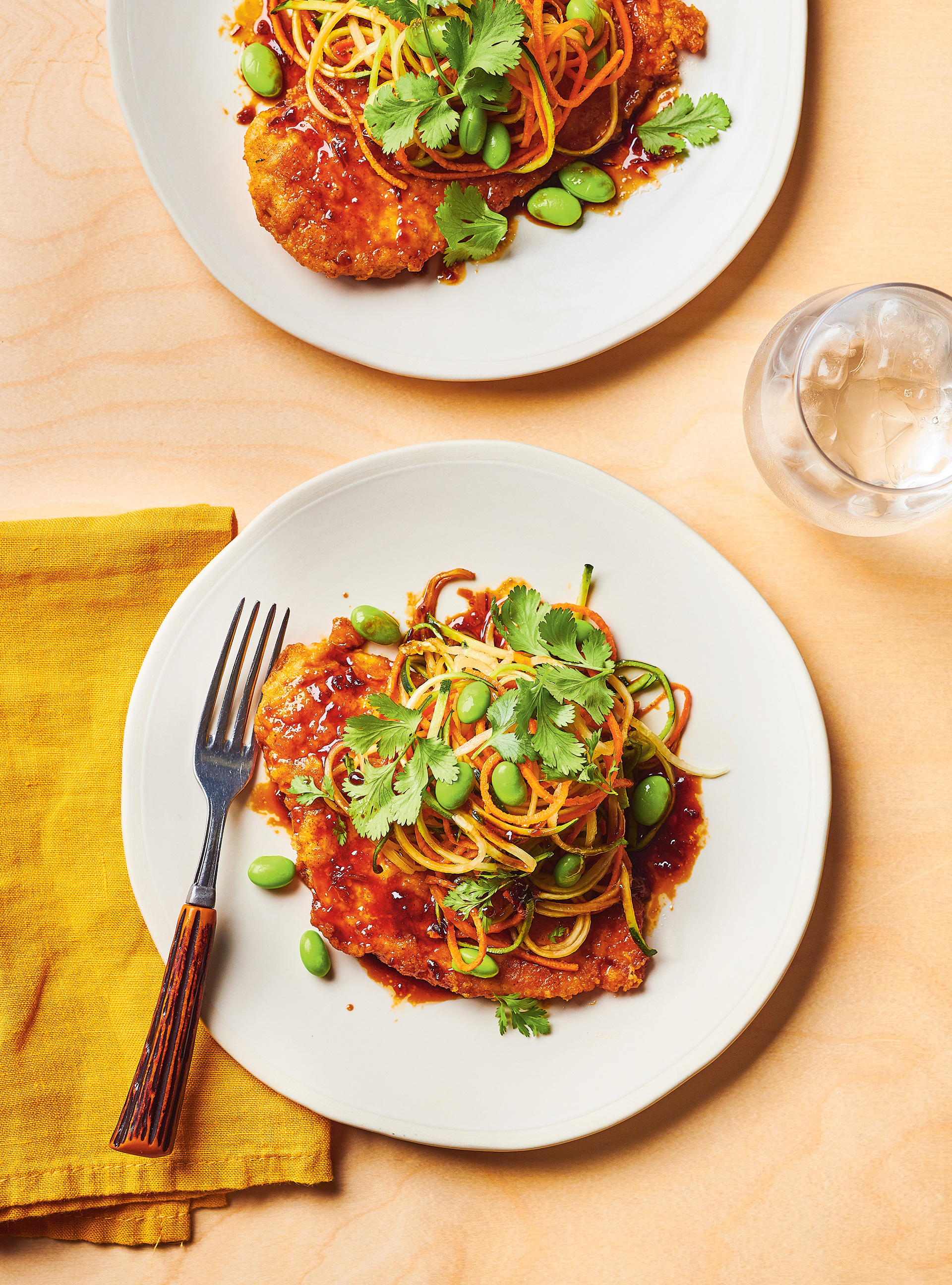 Poulet pané, nouilles de légumes et vinaigrette tao