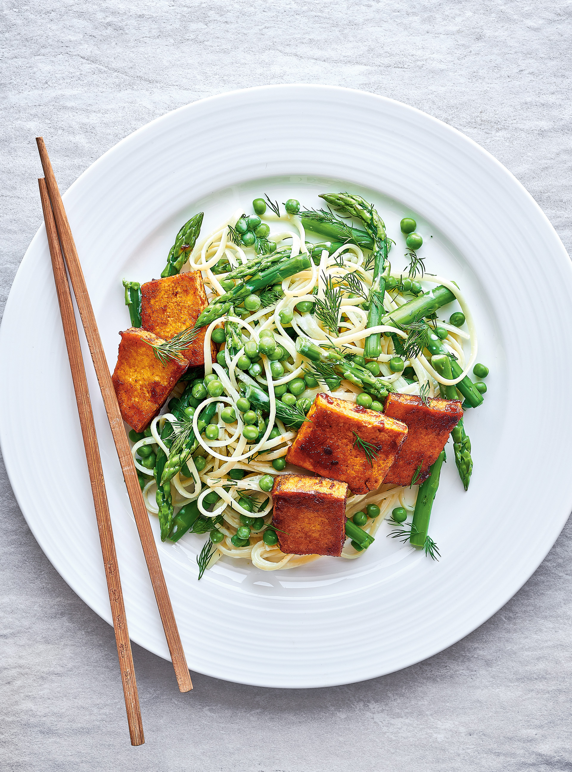 Salade de pâtes aux légumes verts et tofu barbecue