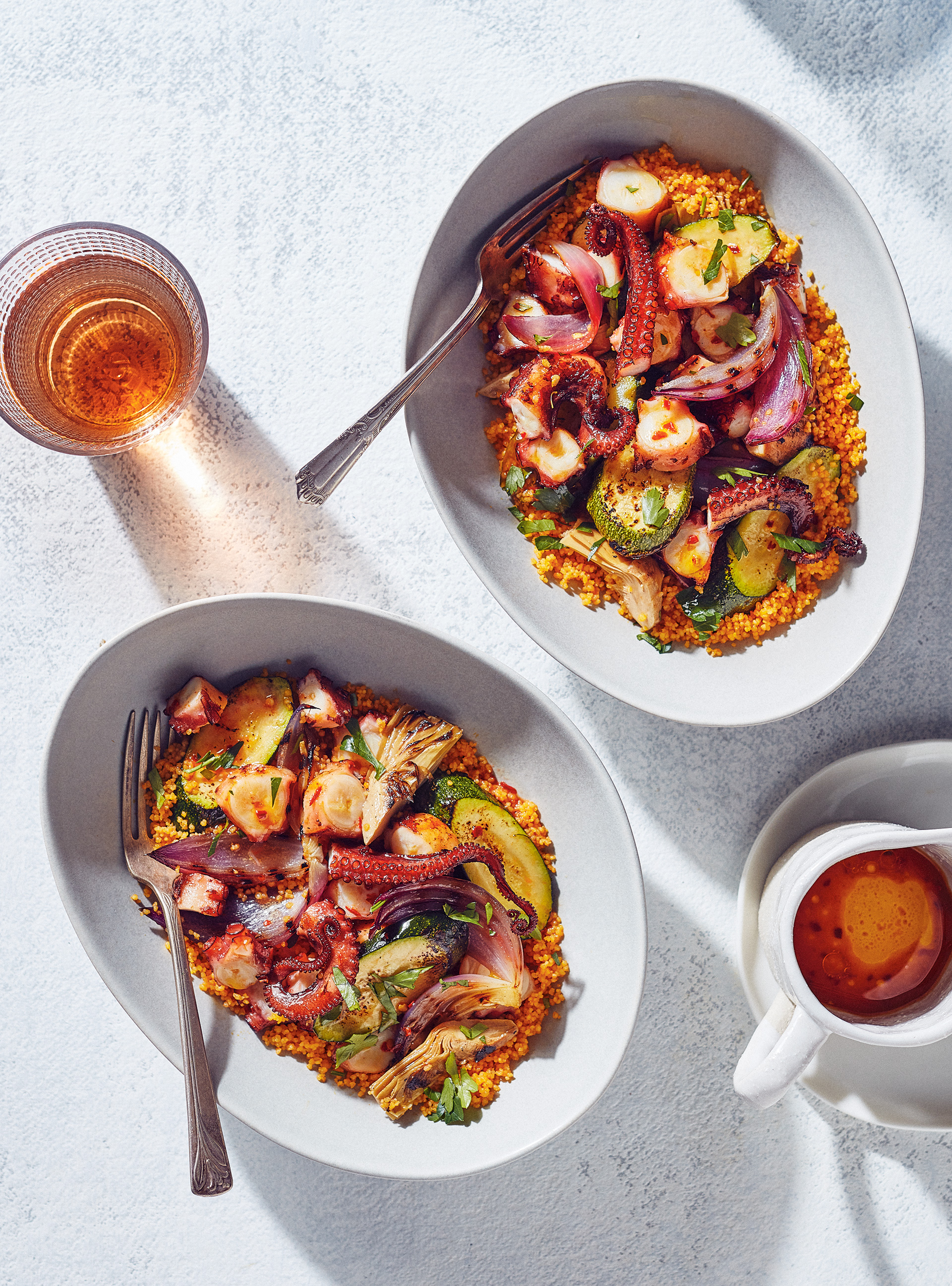 Salade de pieuvre et de légumes grillés, couscous au jus de carottes