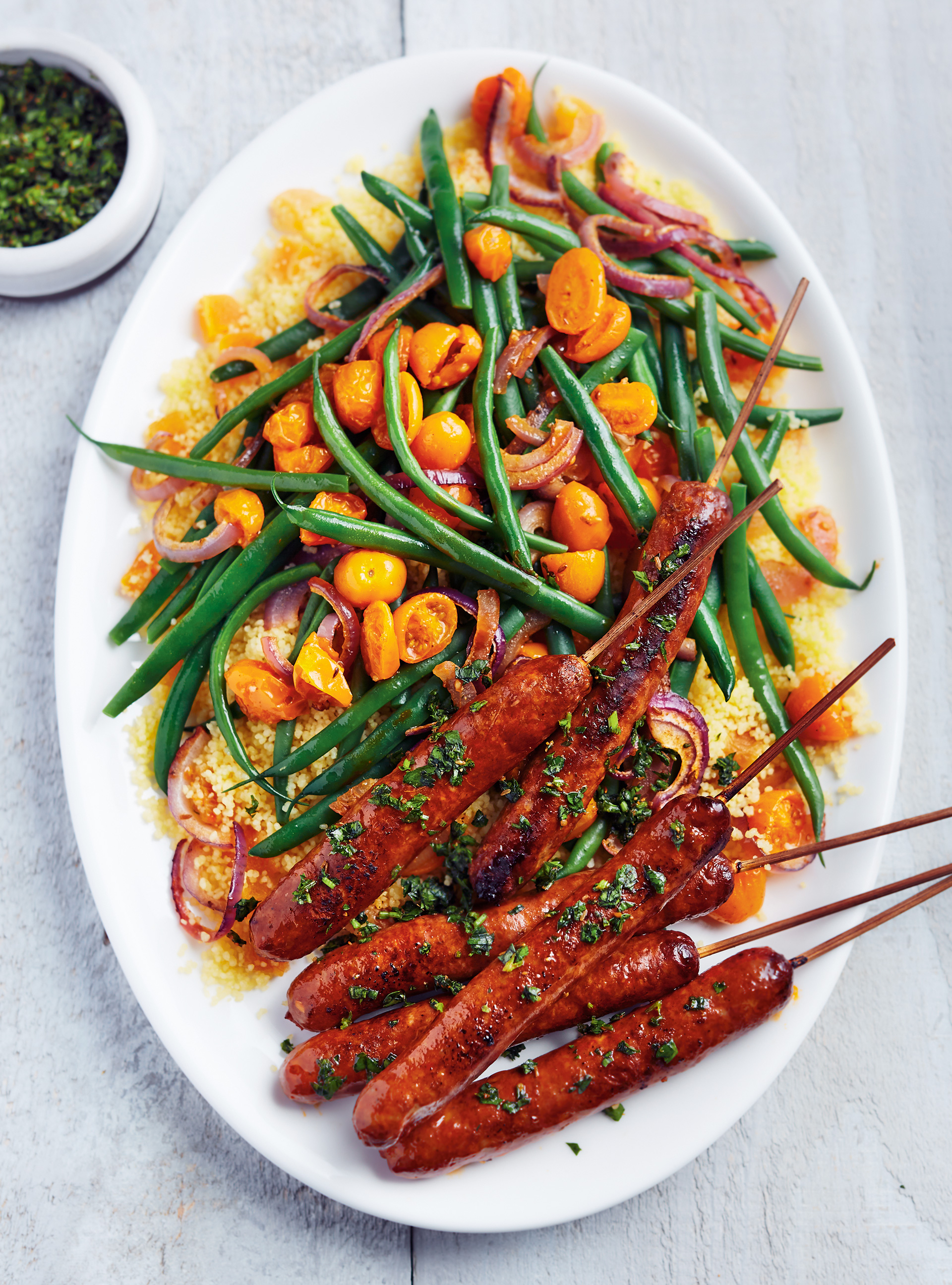 Salade tiède de couscous aux haricots et brochettes de merguez