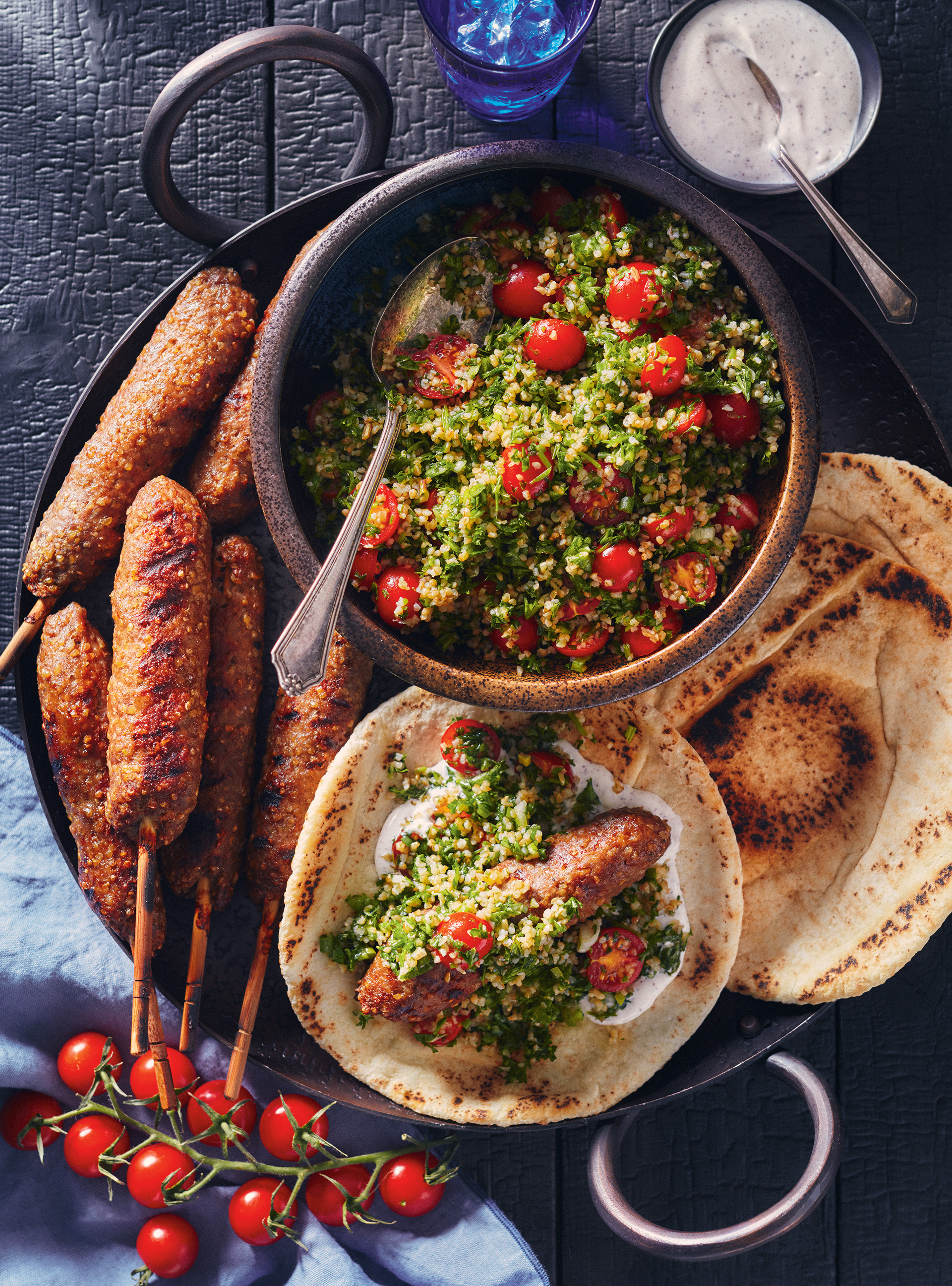 Keftas de boeuf, taboulé et sauce au sumac