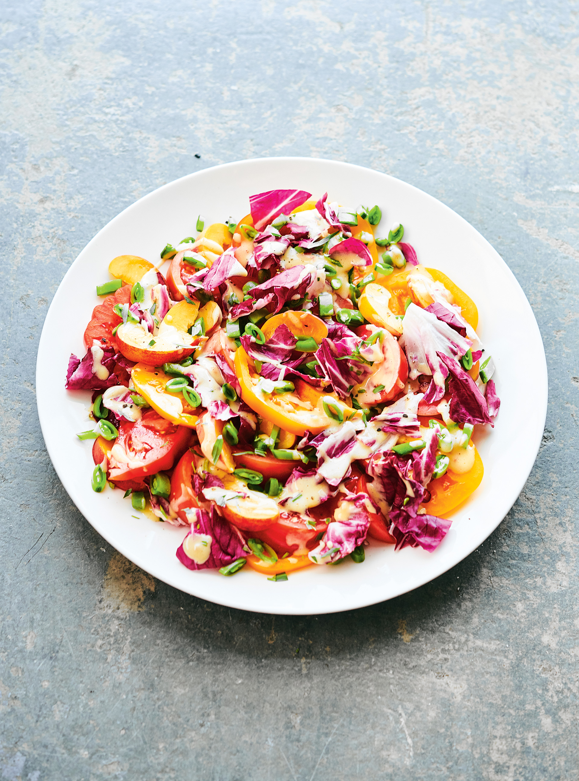 Salade de tomates et de pêches, vinaigrette béarnaise