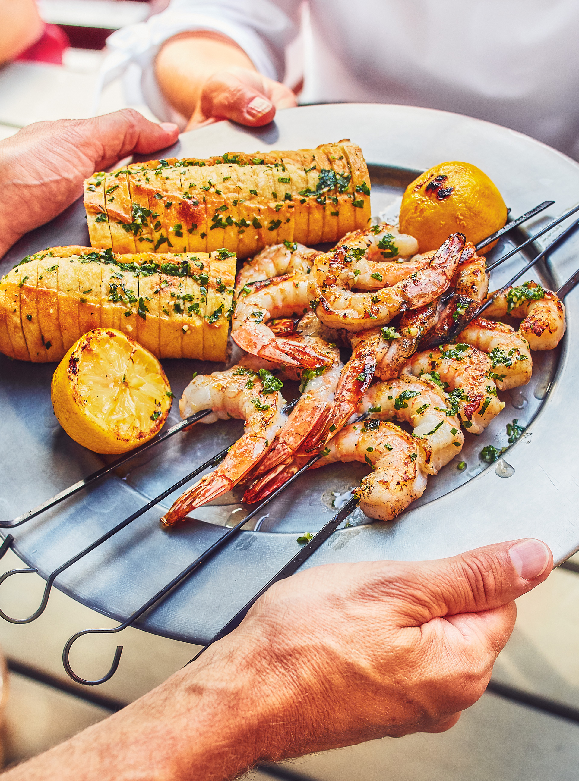 Crevettes grillées et pain au beurre à l’ail