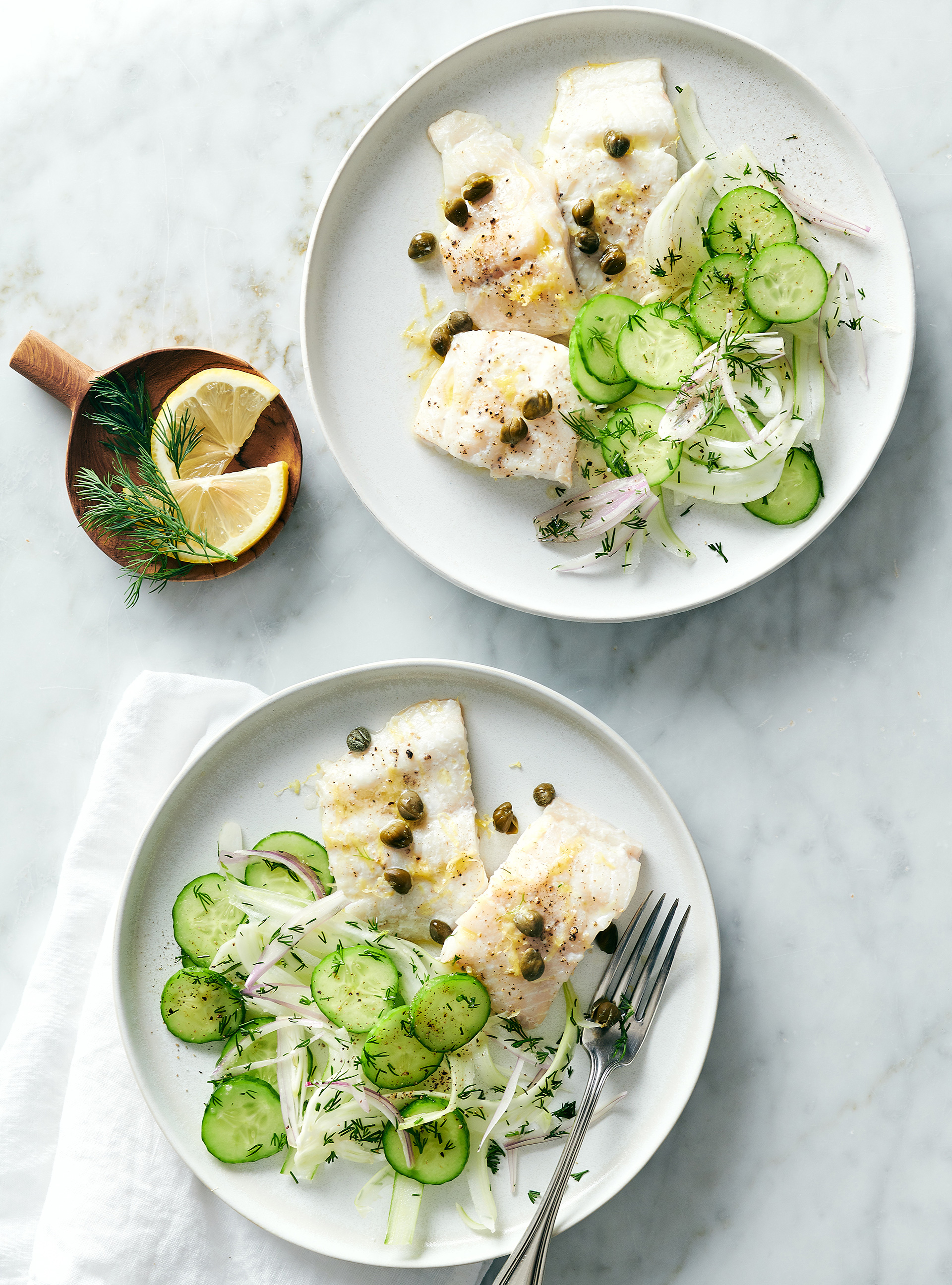 Aiglefin au citron et aux câpres, salade de fenouil et de concombres