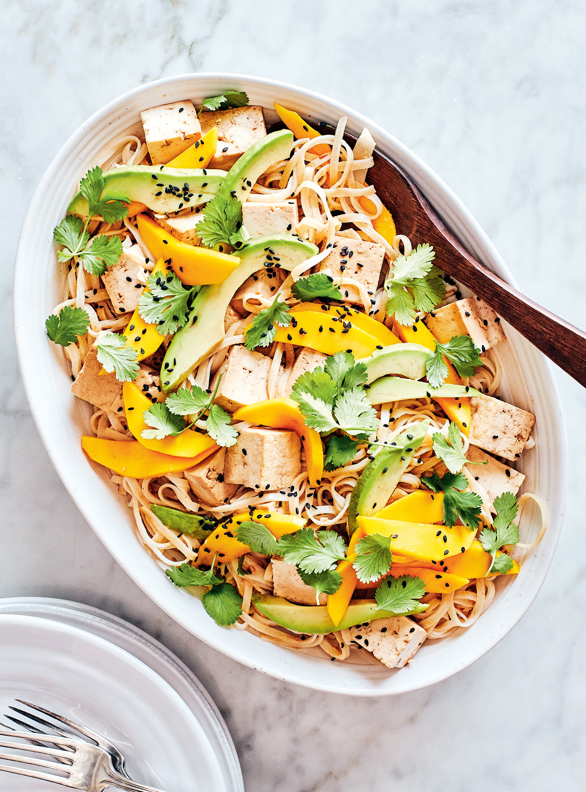 Salade de nouilles de riz au tahini, au tofu et à la mangue