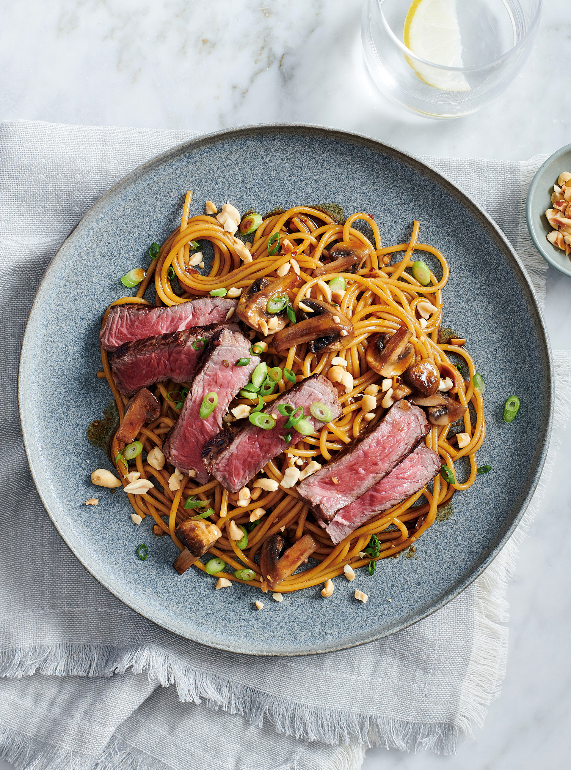 Pâtes au boeuf, aux champignons et aux arachides