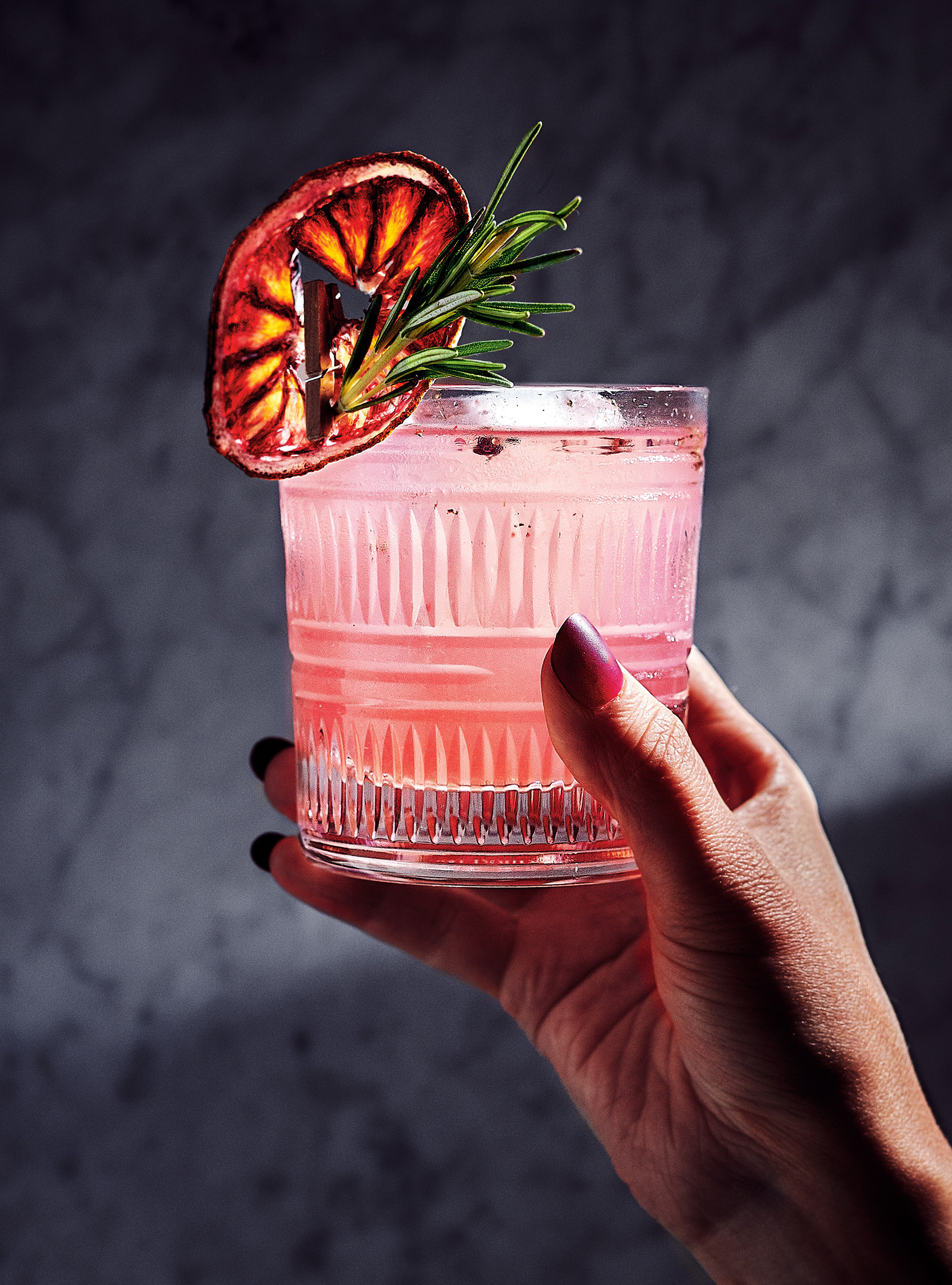 Gin tonic au sirop de grenade et au poivre rose