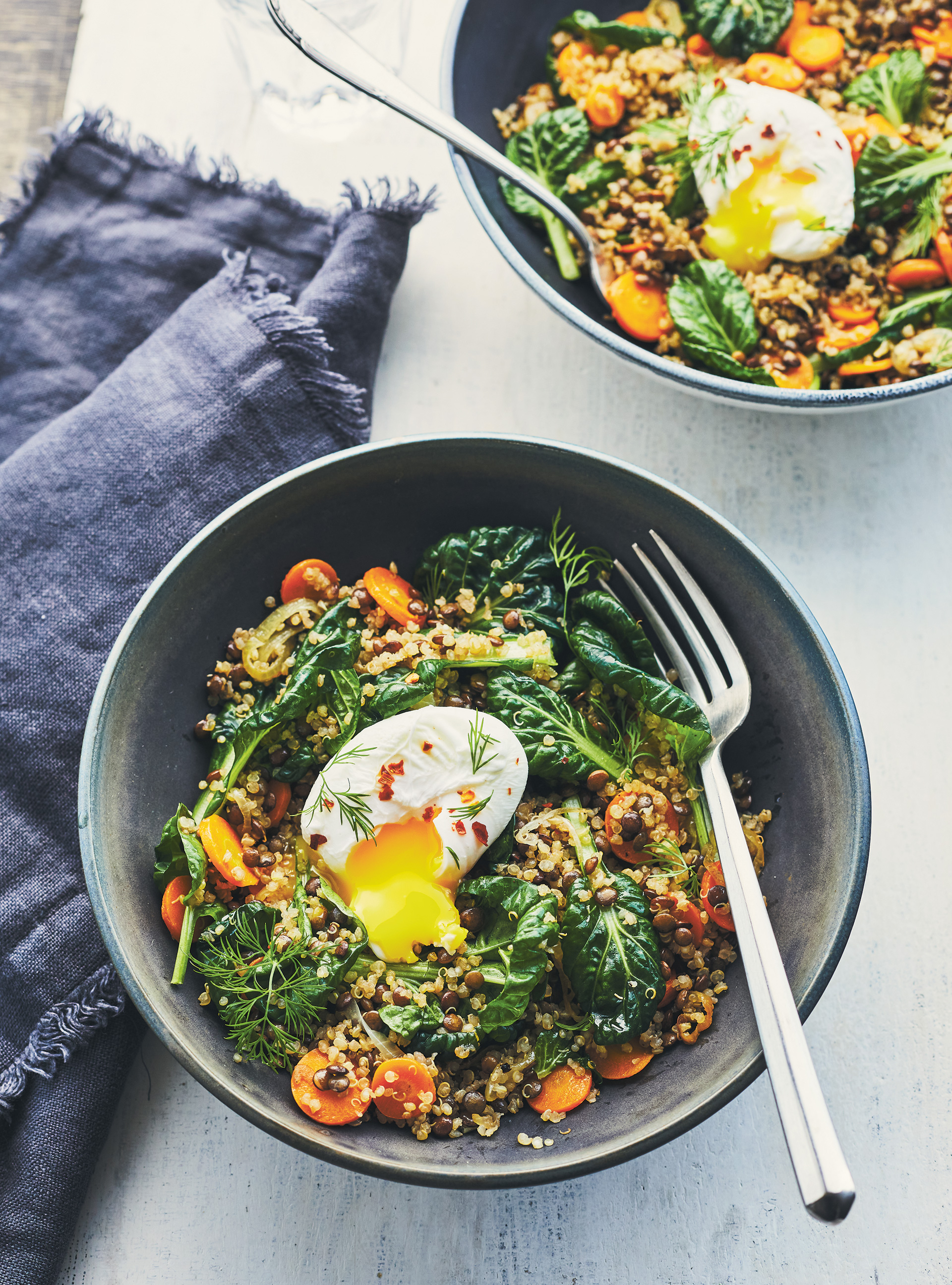 Bols de lentilles, quinoa, tatsoï et œuf poché