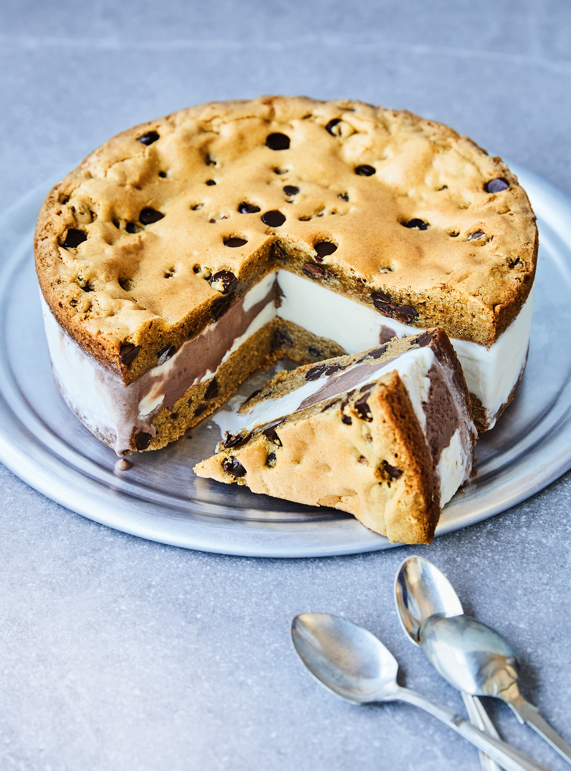 Sandwich à la crème glacée avec biscuits géants aux pépites de chocolat