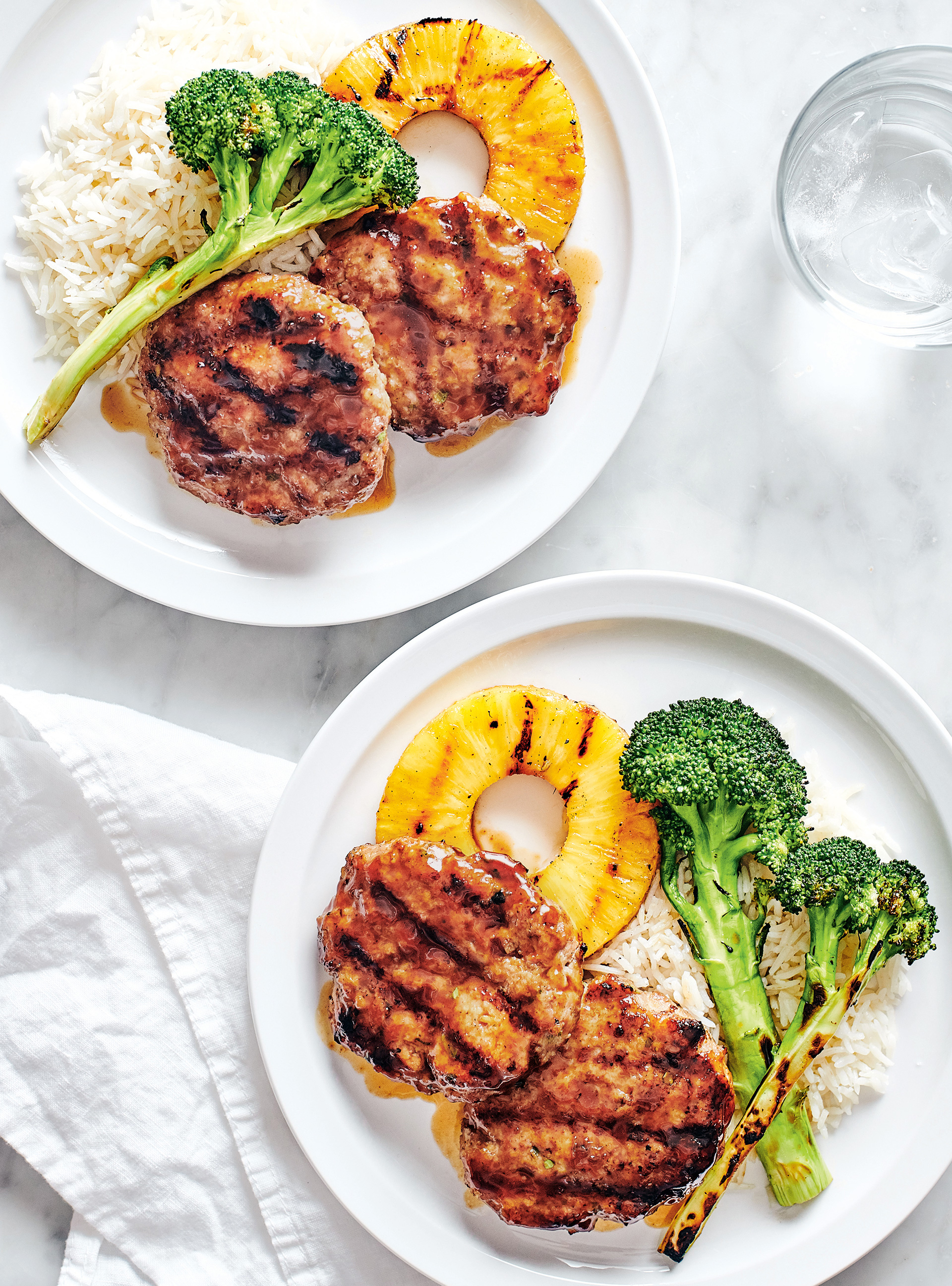 Galettes de porc au gingembre, ananas et brocoli grillés