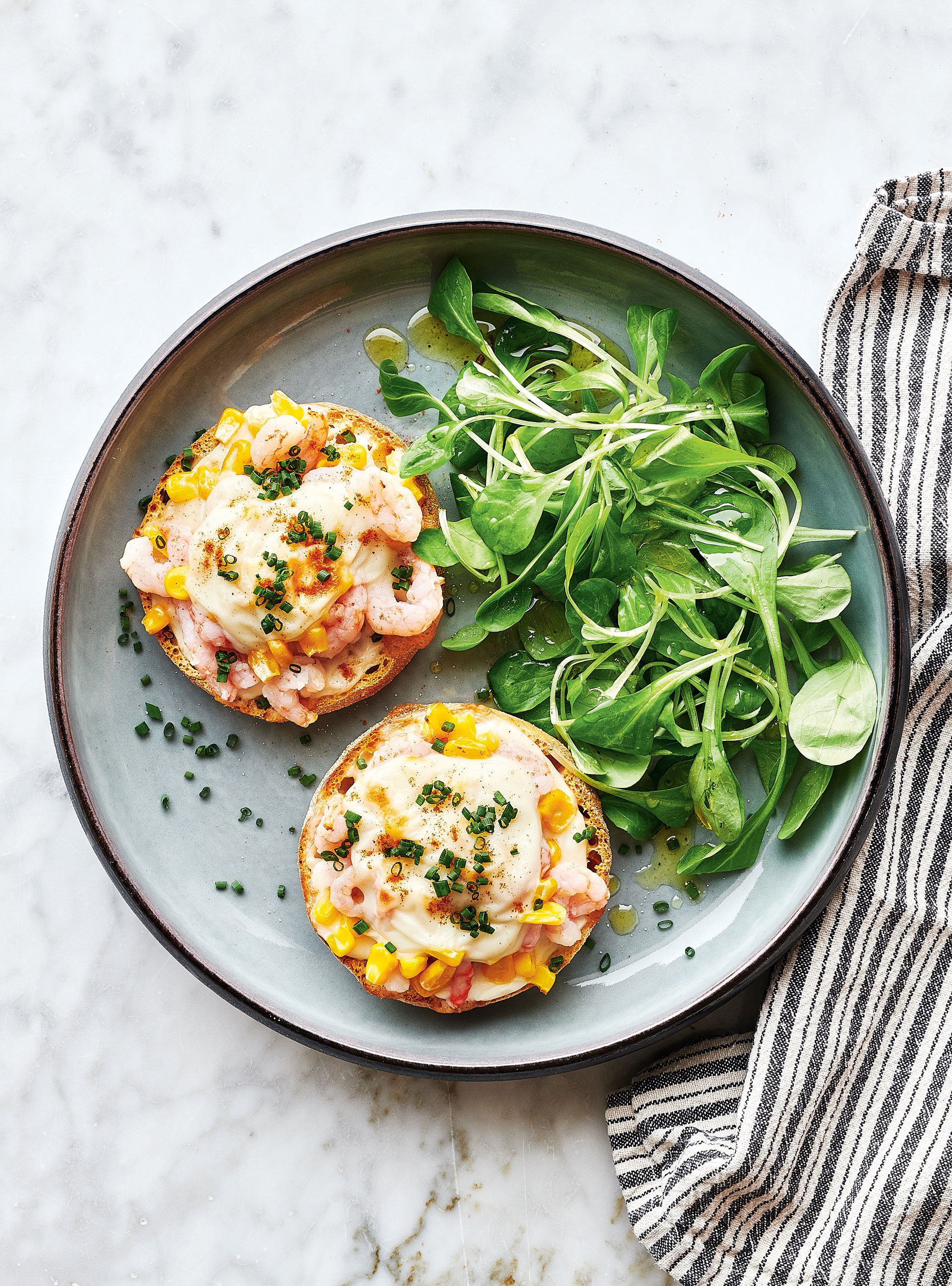 Croque-monsieur aux crevettes sur muffins anglais