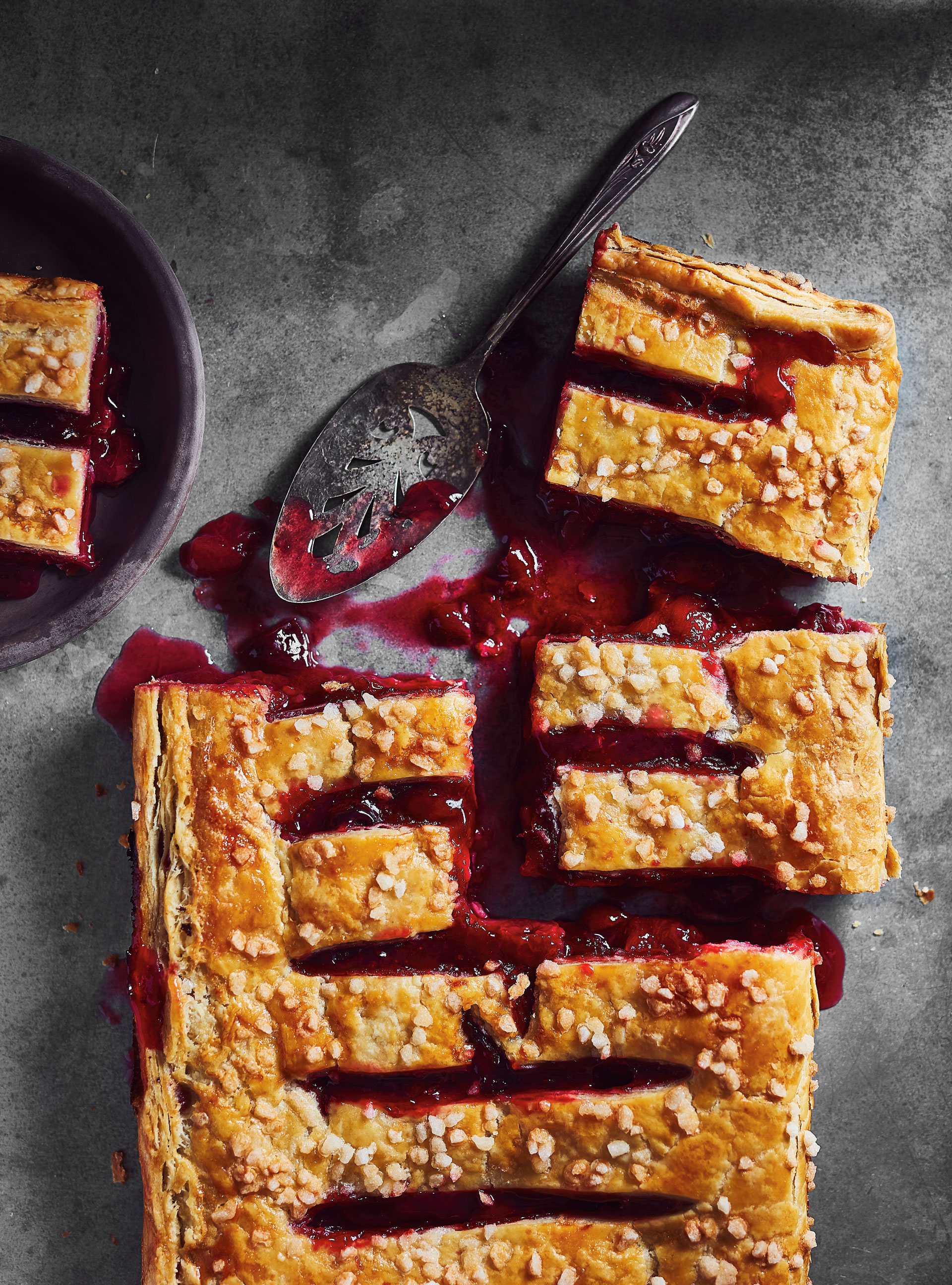 Tarte-chausson aux cerises et aux prunes