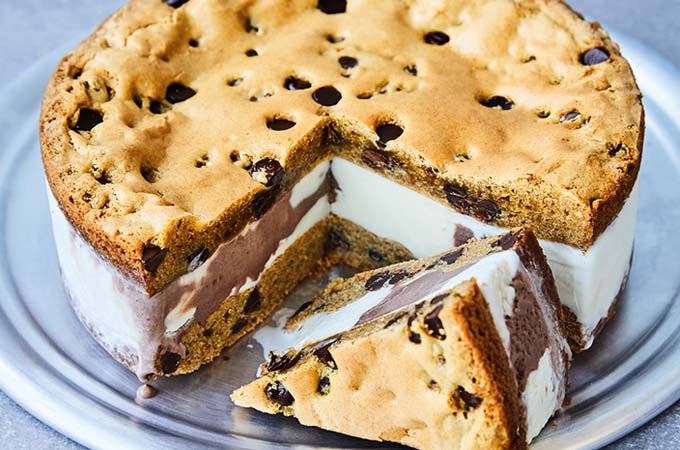 Sandwich à la crème glacée avec biscuits géants aux pépites de chocolat